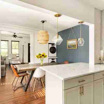 Renovated Townhouse Walk to All Others