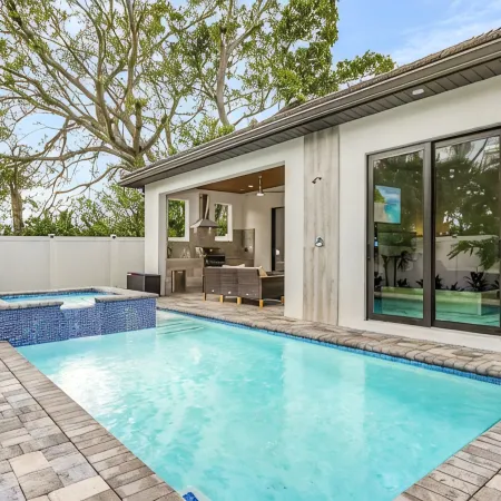Naples Vibes! Close to the 🏖️! Heated Pool&Spa, Lanai, Grill! Two Kings! Arcade!