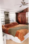 Cozy Riverview Cottage. 5 minute walk to downtown