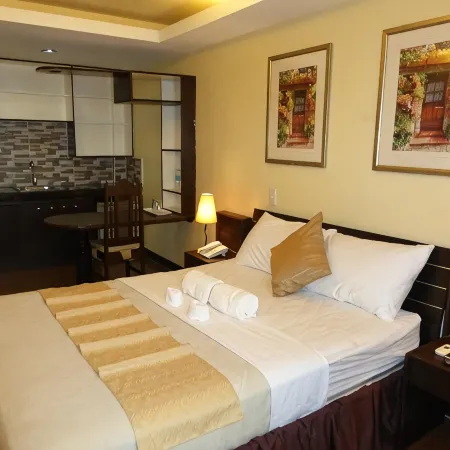 Silver Oaks Suites & Hotel Отели рядом с достопримечательностью «Робинсонс Плейс Манила»