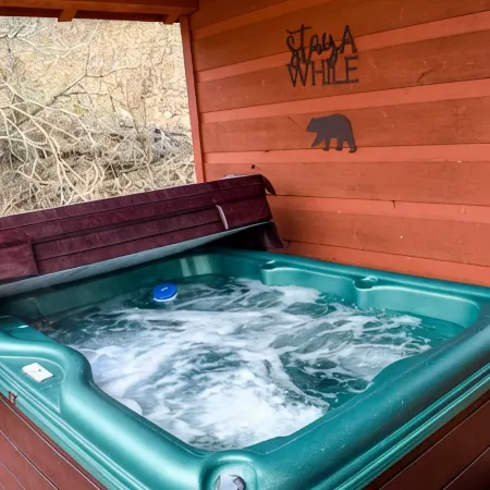 Cozy Cabin Sleeps 2! Minutes from Pigeon Forge with Hot Tub!