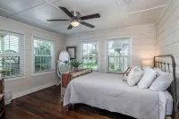 Tomball Craftman Cottage - Kitchenette