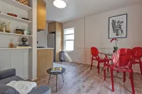 Colorful Modern Hideaway In Downtown Woodstock - AC & WiFi - Homestays