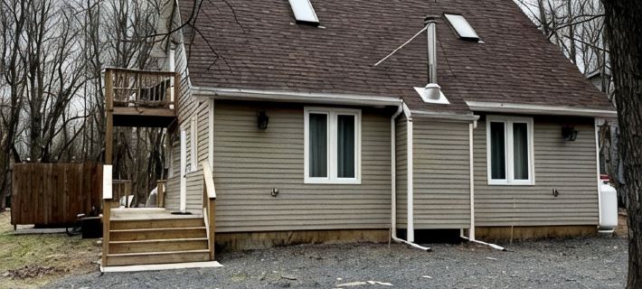 Pocono Chalet with Hot Tub,Game Room,Fireplace, Near Jim Thorpe. Hotels in Penn Forest Township