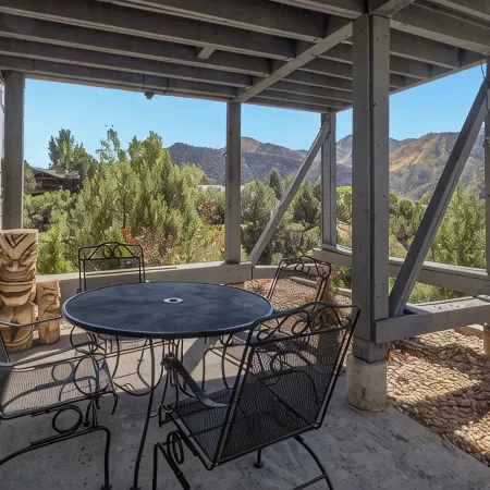 2-bedroom apartment in charming Glenwood Springs with Hot Tub, AC and Heating.