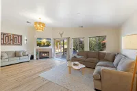 Desert Dreams - Charming 2-bedroom house with a salt water pool