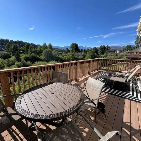 Spacious, 4Br Group Retreat , Fireplace, Deck with Views, Rmnp Отели в г. Фрейзер
