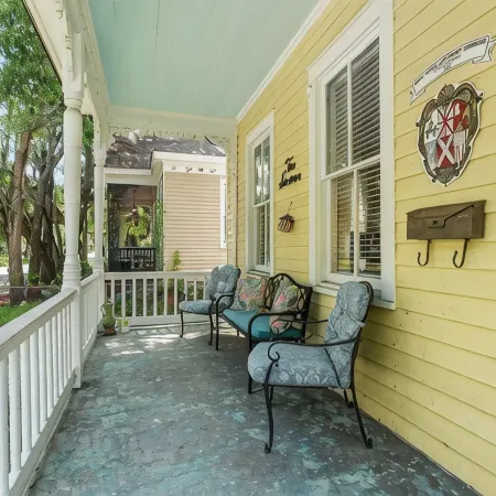 Pet-Friendly Cottage, Walk to Downtown Entertainment & Parades!