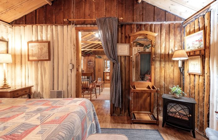 Quaint and cozy log  and knotty pine cabin close to lakes.