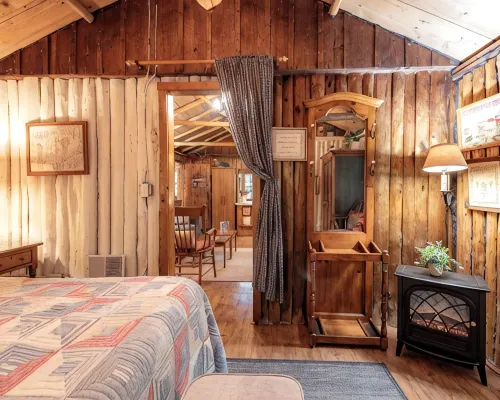 Quaint and cozy log  and knotty pine cabin close to lakes. Hotels in Harrison