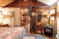 Quaint and cozy log  and knotty pine cabin close to lakes.
