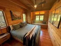 Charming Waterfront Cabin in McKenzie Bridge with WiFi, AC