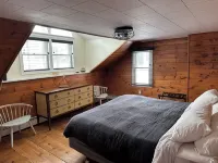 Spacious 5bd/3ba Catskills House w Pool, River/Lake Access, WiFi, A/C & Gameroom - 民宿