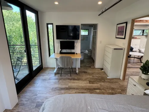 Cali beach living! Modern 2 BR home. Pet friendly. Walk to town, beaches, harbor