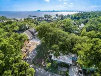 The King Suite - perfect location in Ocean Springs. Only 1 block to Front Beach!