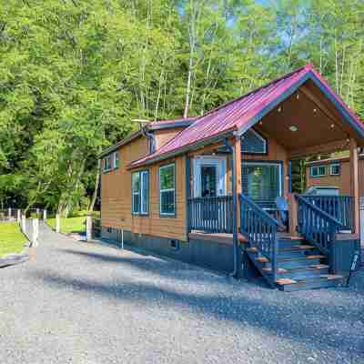 Rainforest Tiny Home Retreat: Farmhouse Hotel Exterior