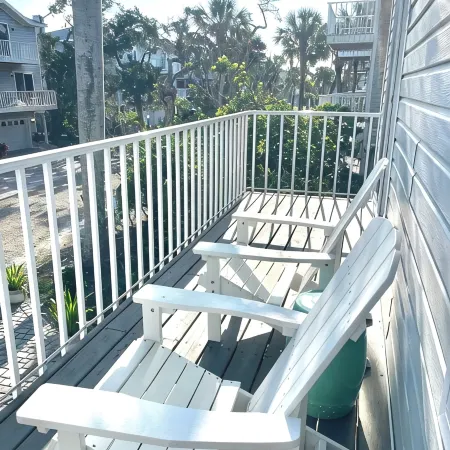 Winter Escape to Sunny 🏝️ 5 min walk to beach!