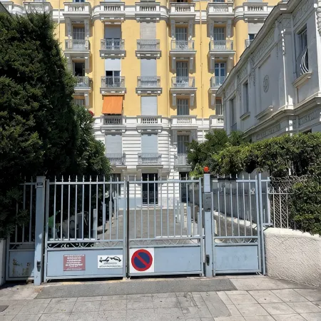 Seafront apartment on the Promenade des Anglais