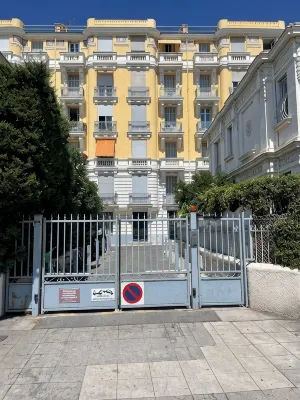 Seafront apartment on the Promenade des Anglais 費布倫住宿飯店