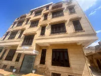 Thar View Hostel - parkir