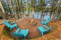 Peaceful Lakefront Retreat w/ Hot Tub, Fire Pit, Game Room, Screened Deck - 4 stjerner