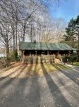Peaceful 5-Bedroom, 3-Bathroom Lake Front Cabin with 2 Porches for Relaxing. - シャレー