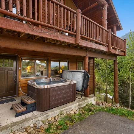 Luxury Cabin 4bdr Mtn and River Views.  Private Hot tub, 2 blocks to downtown