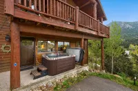 Luxury Cabin 4bdr Mtn and River Views.  Private Hot tub, 2 blocks to downtown - シャレー