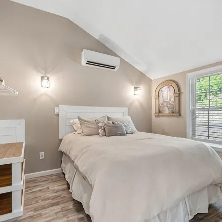 Cozy cottage w/hot tub, game room & backyard. Close to West Point and Bethel.