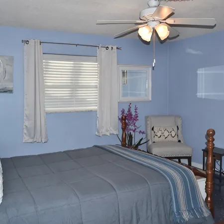Home away from Home! Close to Beaches and Shops.