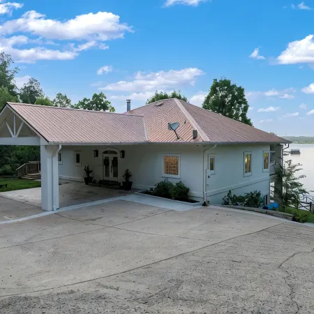 900ft of water frontage: Private Spacious Luxury Waterfront Point @ Smith Lake!