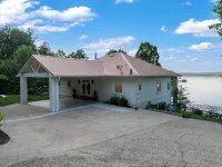 900ft of water frontage: Private Spacious Luxury Waterfront Point @ Smith Lake! - balcony