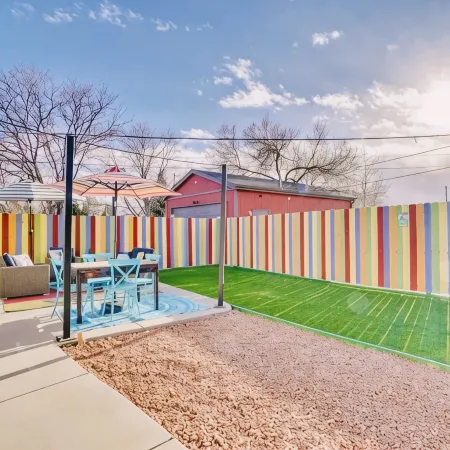 Vibrant Pet and Family friendly fully fenced yard great location