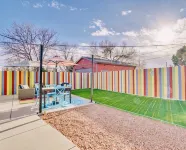 Vibrant  Pet and Family friendly fully fenced yard great location - Gym