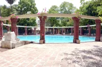 Nilambag Palace Hotel - مسبح