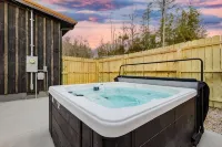 Cozy Hiker’s Retreat with Relaxing Hot Tub. - 3-Star