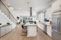 Luxe Montrose Retreat with Heated Pool/Spa, King Beds and Mini-Golf - Private Pool