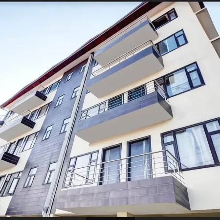 Uphill Courtyard Family Suites for 1 to 6 People on Hilltop