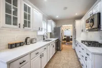NEW! Gorgeous recently remodeled 4-bedroom spacious home with a Heated Pool . - مسبح
