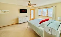Lake Latoka Home w/Paddle boards, Kayaks, Paddle Boat, Pool Table, Dock, Sunsets - Homestays