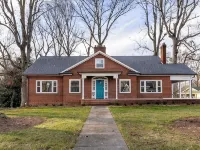 Charming Retro & Stylishly Updated Mid-Century Apartment Retreat Near Downtown Hotels in Stanly County