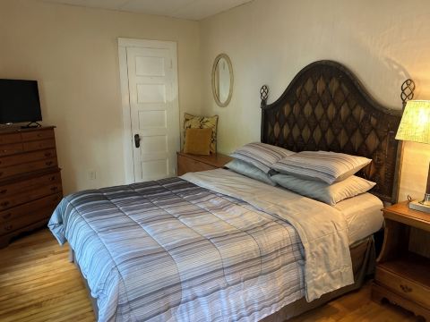 Loaded Kitchen • Sleeps 6, Seats 10 • Walk to Dining • 15 Min to Stowe Mountain