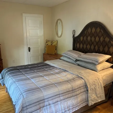 Loaded Kitchen • Sleeps 6, Seats 10 • Walk to Dining • 15 Min to Stowe Mountain