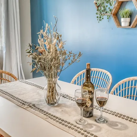 Boho Retreat w/King Bed on Bow River Pathway Отели рядом с достопримечательностью «Канадский олимпийский парк»