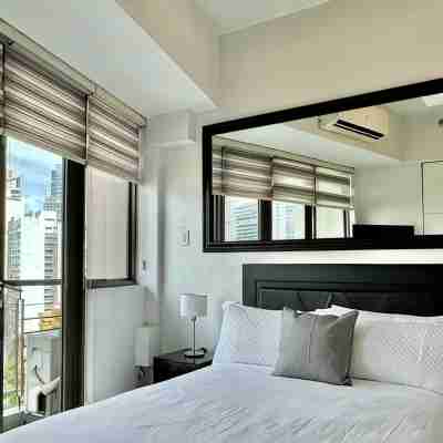 KL Tower Spacious Parkview 1BR w/ Balcony near Greenbelt Mall Makati Rooms