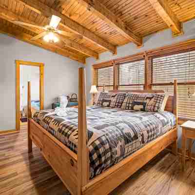 Entire Cabin! Hot Tub!  Sleeps 12 4 BD/4BA. 1 Mile to Convention Center Rooms