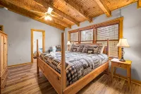 Entire Cabin! Hot Tub!  Sleeps 12 4 BD/4BA. 1 Mile to Convention Center - Hytter