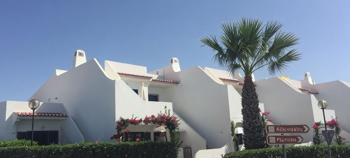 Coastal Benagil apartment. Rooftop & pool. Walk to beach, caves & restaurants Hotels in Carvoeiro