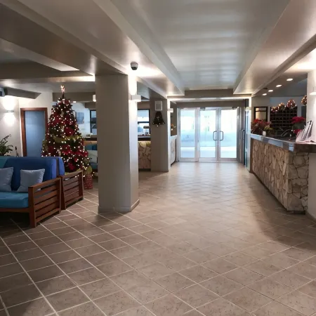 Tropical Gem! Watch Jets Fly into Airport+Ocean Beach+Garden Views+Many Perks!!!