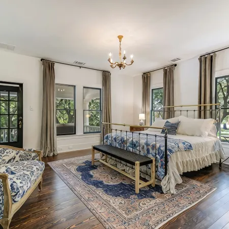 The Ella Norah. A Luxury Retreat. Pool and Spa. Steps to Main Street.